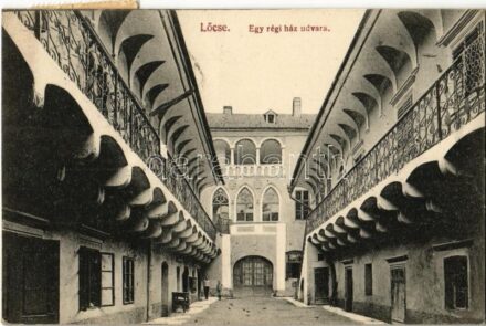 Lőcse, Levoca; Egy régi ház udvara / courtyard of an old house