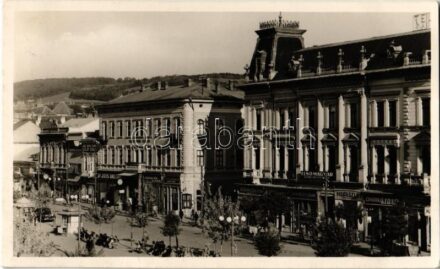 Marosvásárhely, Targu Mures; Széchenyi tér, Szabó Sándor étterme, Kalap Király, Cukorkakirály, City Cukrászda, Virágüzlet, Stühmer, Dr. Joós Andorné, Boskovics Ferenc, Rosenfeld A. József, Günther Oszkár, Gálffy István üzlete,