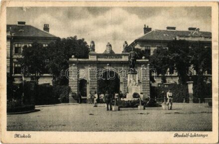 1949 Miskolc, Rudolf laktanya, 10-es honvéd szobor, katonák (EK)
