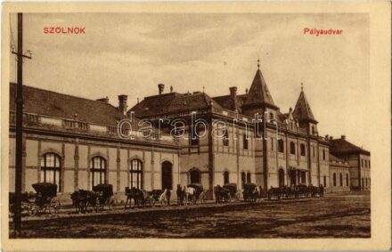 Szolnok, Pályaudvar, vasútállomás, lovaskocsik. Kiadja Gettler József