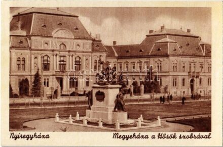 Nyíregyháza, Megyeháza a Hősök szobrával