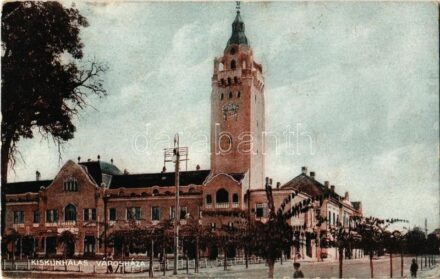 1929 Kiskunhalas, Városháza, Sárközy Sándor és Kohn üzlete. Kiadja Tirmann Konrád (EK)