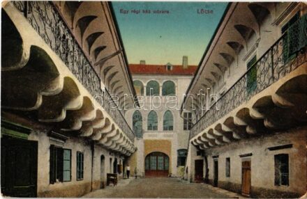 Lőcse, Levoca; Egy régi ház udvara. Kiadja Braun Fülöp / courtyard of an old house