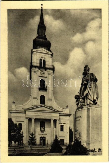 Békés, Református templom a Hősök szobrával
