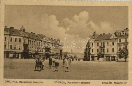Ungvár, Uzshorod, Uzhhorod, Uzhorod; Masaryk tér, gyógyszertár, üzletek / Masarykovo námestie / square, shops, pharmacy, automobile (EK)