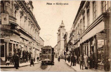 Pécs, Király utca, villamos megállóhely, Főpályaudvarig közlekedő villamos, Molnár János, Balog György üzlete (kissé ázott sarok / slightly wet corner)