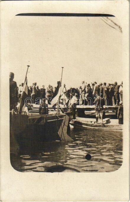 1915 Durres, Durazzo; Magas rangú haditengerészeti tiszt (vezér) temetése a tengerparton / WWI K.u. Kriegsmarine / funeral of an Austro-Hungarian Naval officer. photo + 'K.u.K. Marinefeldpostamt SMS Sankt Georg'
