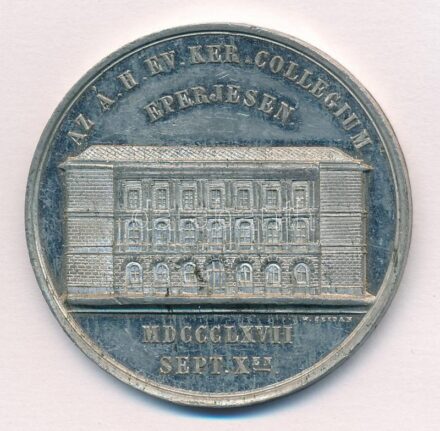 1867. 'Az Á. H. Ev. Ker. Collegium Eperjesen MDCCCLXVII SEPT. X-EN/ Alapíttatott és építtetett 1666-67 a F. M. Orsz. K K. és R R. által. Megújíttatott kétszázados örömünnepére Zsedényi Ede ker. felügyelő Máday Kár.