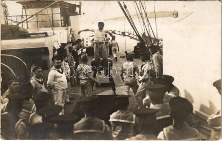 1916 SMS Erzherzog Franz Ferdinand osztrák-magyar haditengerészet Radetzky-osztályú csatahajója, matrózok tornagyakorlat közben a fedélzeten, bakugrás / K.u.K. Kriegsmarine, SM Schlachtschiff, Matrosen / Austro-Hungarian Navy ironclad
