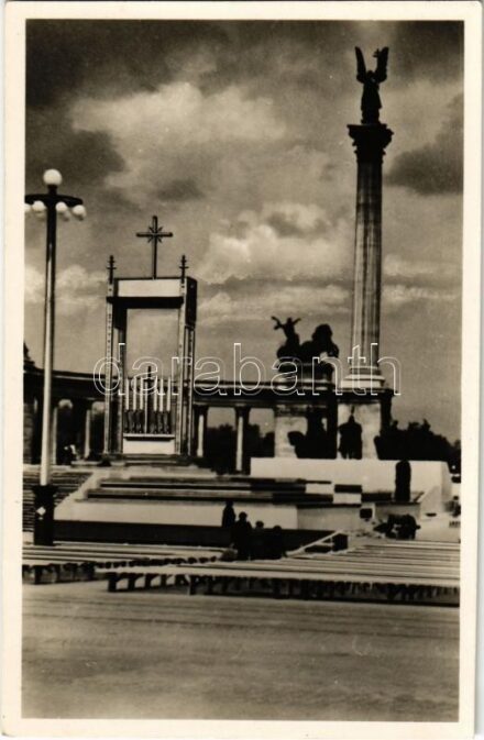 Budapest, az 1939. évi XXVIII. Országos Katolikus Nagygyűlés oltára a Hősök terén. Bardon Alfréd okl. építészmérnök műve / 28th Hungarian National Catholic Congress