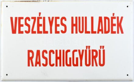 'Veszélyes hulladék Raschiggyűrű' feliratos zománcozott fém tábla, széleinél kissé sérült, 24x39,5 cm