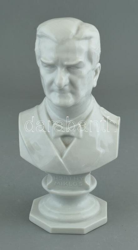 Herendi porcelán Horthy Miklós kormányzó büszt. Terv: Erdey Dezső. Fehér mázas, jelzett , hibátlan. 23 cm