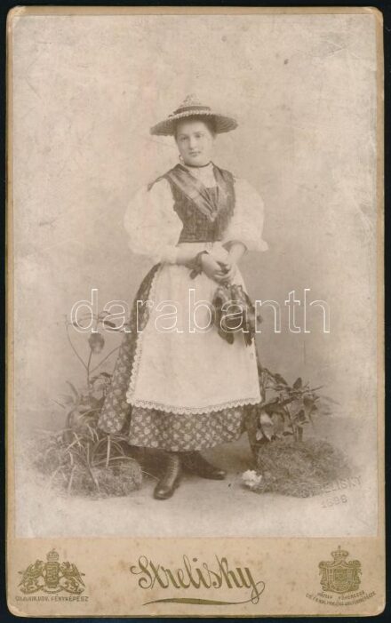 Lafrankó Mária 1883-1933), Szemere Árpád (1878-1933) operaénekes, kormányfőtanácsos, az Operaház főrendezőjének felesége 17x11 cm