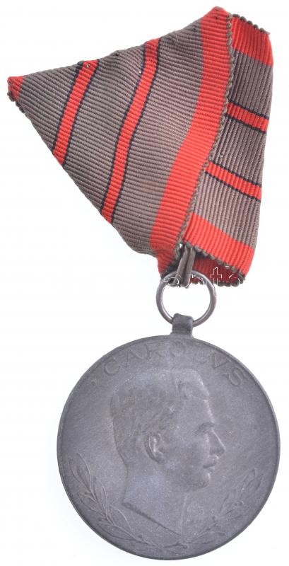 1918. 'Sebesültek Érme' cink kitüntetés kettő sebesülés után járó mellszalaggal. Szign.: R. Placht T:2 Hungary 1918. 'Wound Medal' zinc decoration with ribbon after two wounds. Sign.: R. Placht C:XF NMK 328.