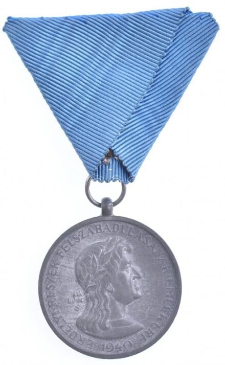 1940. 'Erdélyi részek felszabadulásának emlékére' Zn emlékérem mellszalaggal. Szign.: Berán T:2 NMK 428.