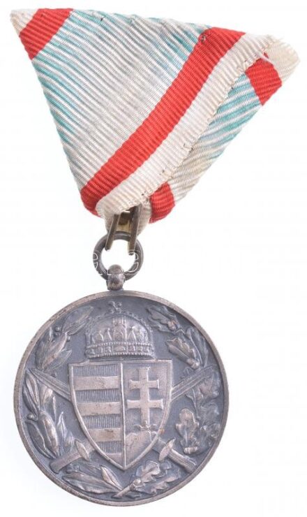1929. 'Magyar Háborús Emlékérem kardokkal, sisakkal' ezüstözött Br kitüntetés mellszalagon, 'BRONZ' fémjellel a peremen T:1- patina Hungary 1929. 'Hungarian Commemorative War Medal with swords and a helmet' silver plated Br decoration