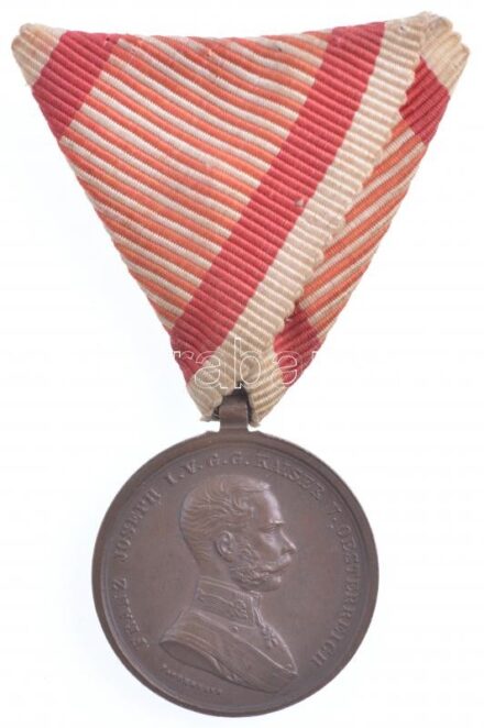 1914. 'Ferenc József Bronz Vitézségi Érem (Der Tapferkeit)' Br kitüntetés mellszalaggal T:1- Hungary 1914. 'Bronze Gallantry Medal (Der Tapferkeit)' Br decoration with ribbon C:AU NMK 137.