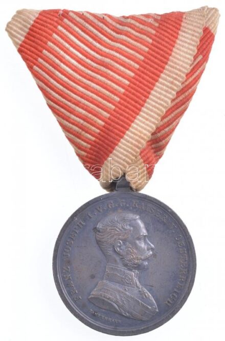 1914. 'Ferenc József II. osztályú Ezüst Vitézségi Érem' peremen jelzett Ag kitüntetés mellszalaggal. Szign.: Tautenhayn T:2 patina Hungary 1914. 'Silver Gallantry Medal, IInd Class' Ag decoration with hallmark on the edge, with rribbon.
