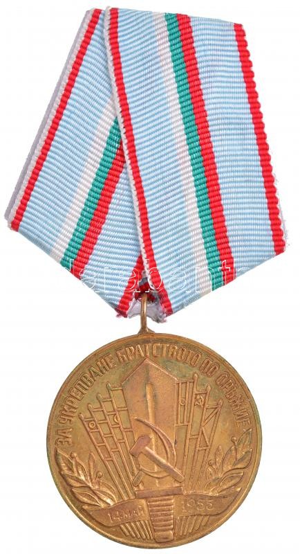 Bulgária 1975. 'Fegyverbarátsági Érem' aranyozott bronz kitüntetés, mellszalagon, viselői igazolvánnyal magyar vezérőrnagy számára adományozva T:1 Bulgaria 1975. 'Medal for Consolidation of Military Friendship' gilt bronze decoration,