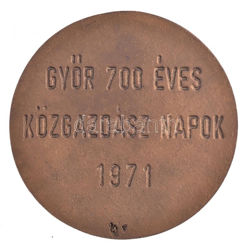 Renner Kálmán (1927-1994) 1971 'Győr Város Emlékérem' öntött bronz emlékérem, hátoldalon gravírozva 'GYŐR 700 ÉVES - KÖZGAZDÁSZ NAPOK 1971' (78mm) T:2 - Image 2
