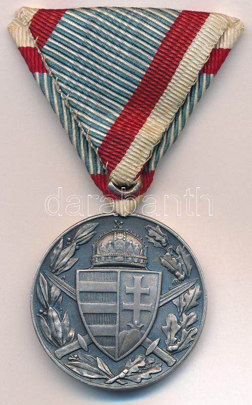 1929. 'Magyar Háborús Emlékérem kardokkal, sisakkal' ezüstözött bronz kitüntetés mellszalagon, 'BRONZ' fémjel a hátlapon T:2 Hungary 1929. 'Hungarian Commemorative War Medal with swords and a helmet' silver plated bronze decoration