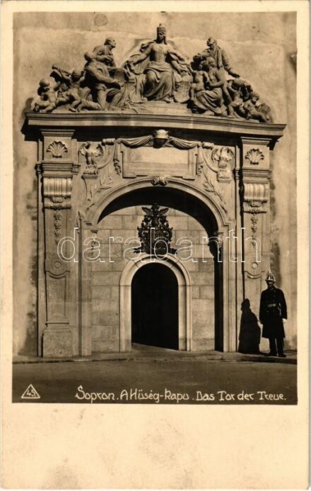 1932 Sopron, Hűségkapu, csendőr. Zsabokorszky mérnök felvétele