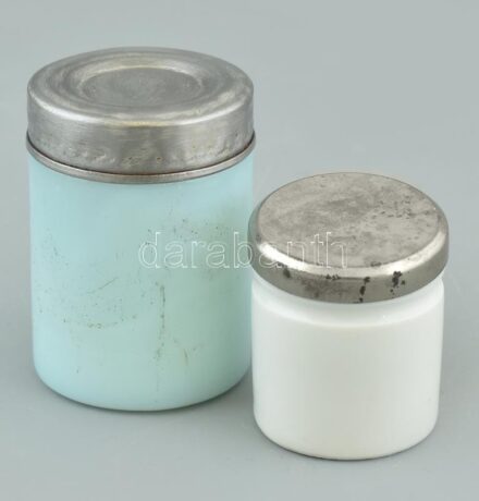 2db gyógyszeres tégely, porcelán és üveg, fém fedővel, m:4 és 5,5cm