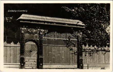 1943 Székelyudvarhely, Odorheiu Secuiesc; Székelykapu, erdélyi folklór. Kováts István fényképész / Poarta secuiasca / Székely gate, Transylvanian folklore