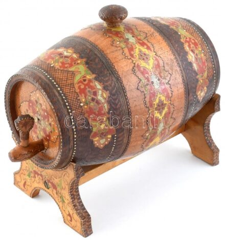 Gazdagon festett, faragott dísz hordó, tartóállvánnyal, kisebb kopásnyomokkal, 23,5x13,20,5 cm