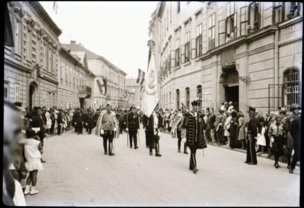 cca 1938 Budapest, körmenet a budai várban, Korschelt Miklós (1900-1982) budapesti festő- és fotóművész hagyatékából 4 db jó minőségű, vintage NEGATÍV, 6x9 cm