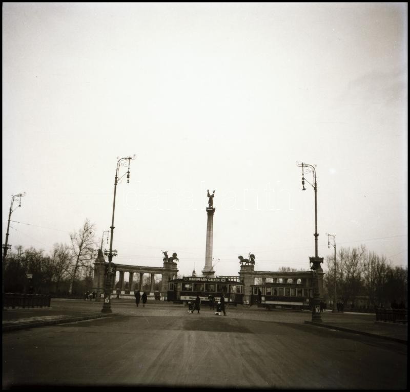 cca 1935 Budapesti villamos a Hősök terénél, jól olvasható reklám felirattal a tetején, 1 db vintage NEGATÍV, 6x6 cm