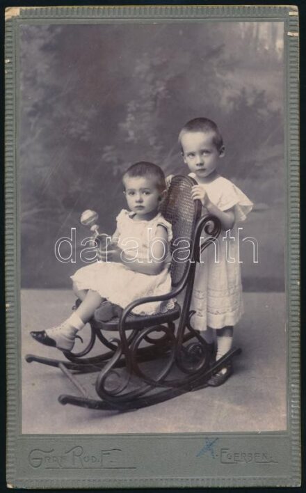1906 Eger, Gráf Rudolf fényképész felvétele két leányáról, akik később átvették és tovább működtették a fényképész műtermet, 1 db keményhátú vintage fotó, 21,2x13 cm
