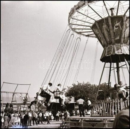 cca 1968 Körhinta és a háttérben óriáskerék egy vidéki búcsúban, 2 db vintage NEGATÍV Zsigri Oszkár (1933-?) budapesti fotóművész hagyatékából, 6x6 cm