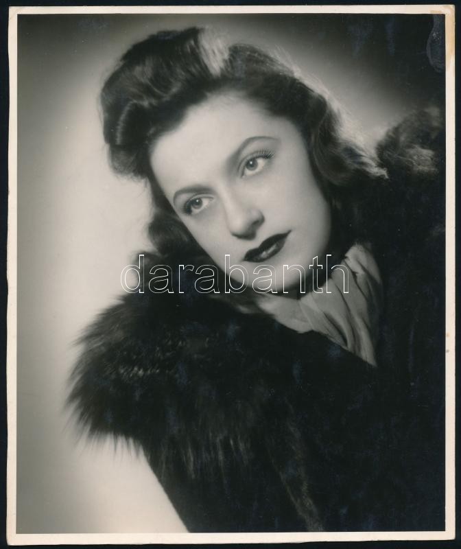 cca 1930 Angelo (1894-1974) budapesti fényképész és fotóművész vintage alkotása (női portré), pecséttel jelzett, a kép sarkán kis folt, 20x16,5 cm