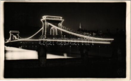 Budapest, a kivilágított Széchenyi Lánchíd este