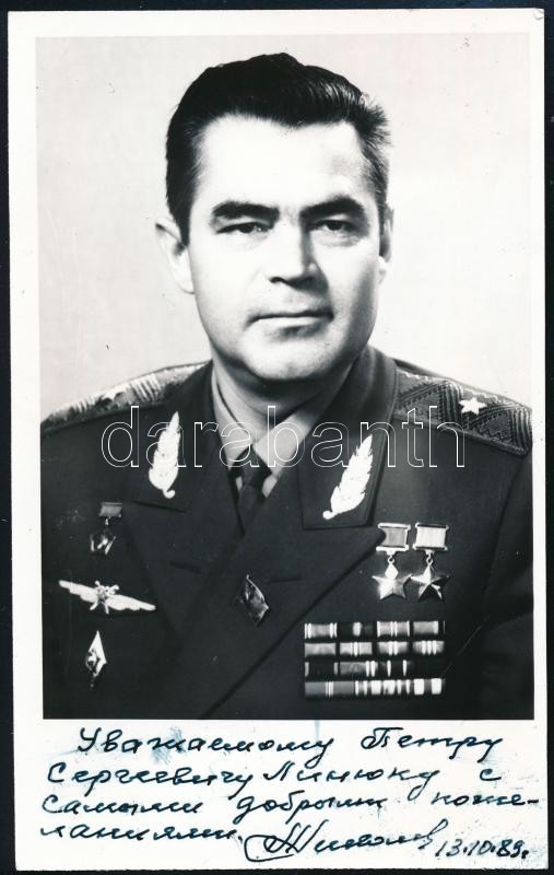 Adrijan Nyikolajev (1929-2004) szovjet űrhajós autográf soraival és aláírása képeslapon / Signature of Adriyan Nikolayev (1929-2004) Soviet astronaut on postcard