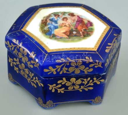 Cseh 'Altwien' bonbonnier, matricás aranyozott porcelán, jelzett, restaurált, kopott, d:9,5cm
