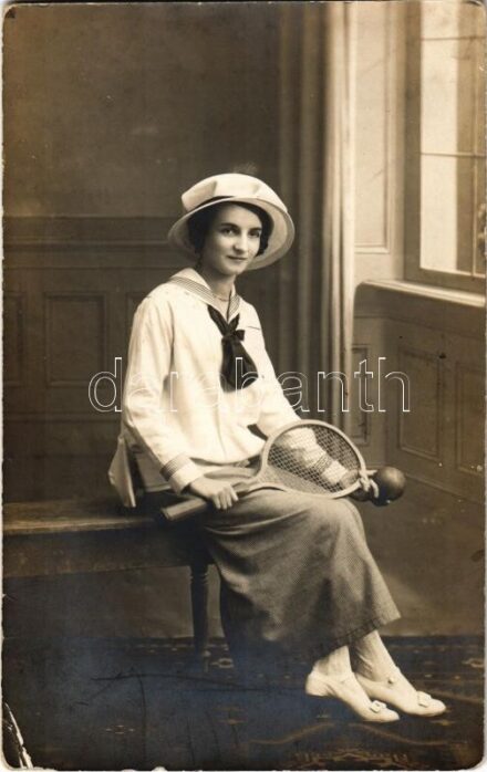 Teniszező hölgy ütővel / Lady with tennis racket, sport. photo (EK)