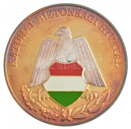 DN 'Katonai Biztonsági Hivatal' részben műgyantázott fém emlékérem eredeti dísztokban (70mm) T:2