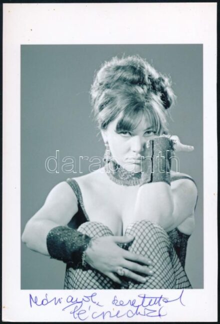 Pécsi Ildikó (1940-) színművésznő aláírása az őt ábrázoló képen