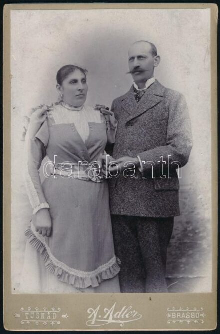 cca 1900 Házaspár műtermi portréja, keményhátú fotó Adler (Tusnád / Brassó) műterméből, 16,5×10,5 cm