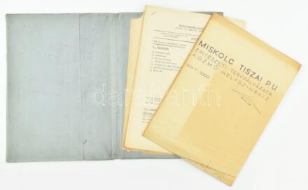 cca 1960-1970 Miskolc Tiszai P.U. építészeti tervpályázata, benne a közmű helyszínrajzával, 1 (helyszínrajz, 1:1.000, 59x89 cm) t. + 28+1 p. Nyl mappában, az utolsó lap szakadozott, de egyébként jó állapotban. 59x89 cm