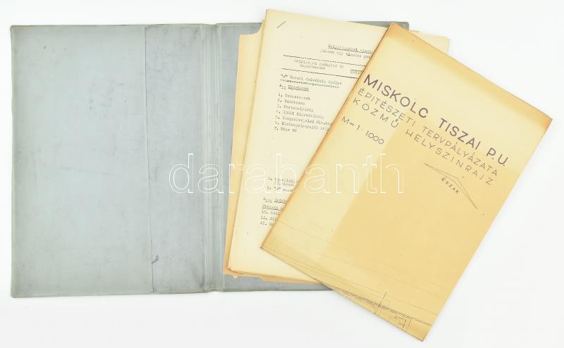 cca 1960-1970 Miskolc Tiszai P.U. építészeti tervpályázata, benne a közmű helyszínrajzával, 1 (helyszínrajz, 1:1.000, 59x89 cm) t. + 28+1 p. Nyl mappában, az utolsó lap szakadozott, de egyébként jó állapotban. 59x89 cm