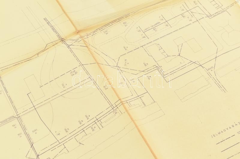 cca 1960-1970 Miskolc Tiszai P.U. építészeti tervpályázata, benne a közmű helyszínrajzával, 1 (helyszínrajz, 1:1.000, 59x89 cm) t. + 28+1 p. Nyl mappában, az utolsó lap szakadozott, de egyébként jó állapotban. 59x89 cm - Image 4