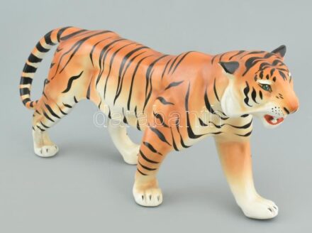 Tigris porcelán figura, kézzel festett, jelzés nélkül, kis kopásnyomokkal, 36×17 cm