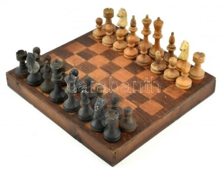 Sakktábla fa és gipsz figurákkal, 31x31cm