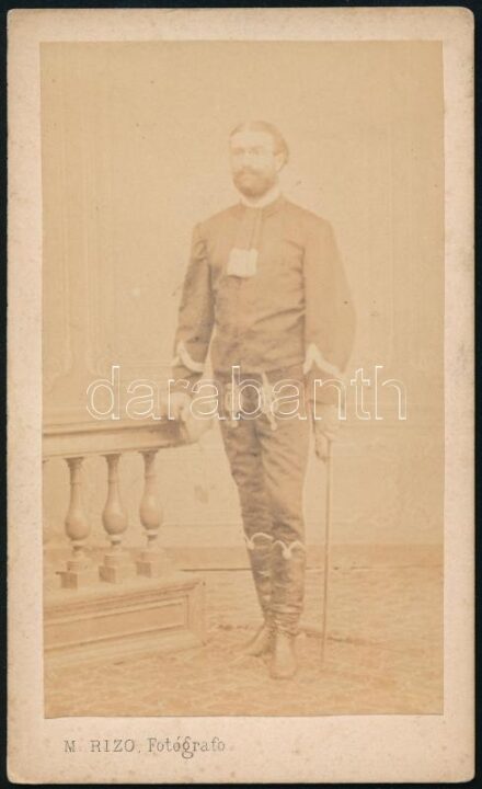 cca 1860 Férfi egész alakos portréja, keményhátú fotó egy mexikói műteremből, 10,5×6,5 cm