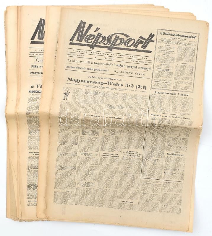 1961 Népsport 1961-es évfolyamának 10 száma, a címlapokon ismert, neves sportesemények híreivel, közte labdarúgó mérkőzésekével is, változó állapotban, közte szakadozott.