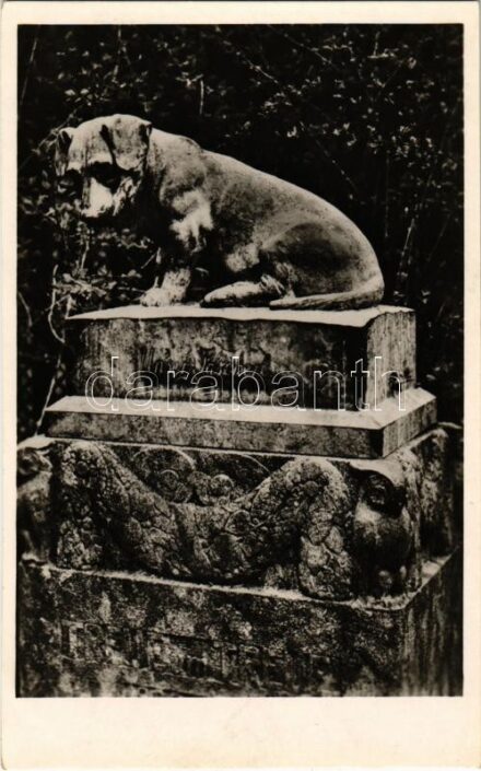 Krasznahorkaváralja, Krásnohorské Podhradie; Andrássy mauzóleum, Tascherl tacskó márvány emlékköve, melyet Strobl Alajos készített. Kiadja Fuchs József / mausoleum, Andrássy family dog's memorial statue by A. Strobl
