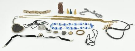 Kis bolha tétel bizsukkal, benne faragott fa kínai bölcs figura